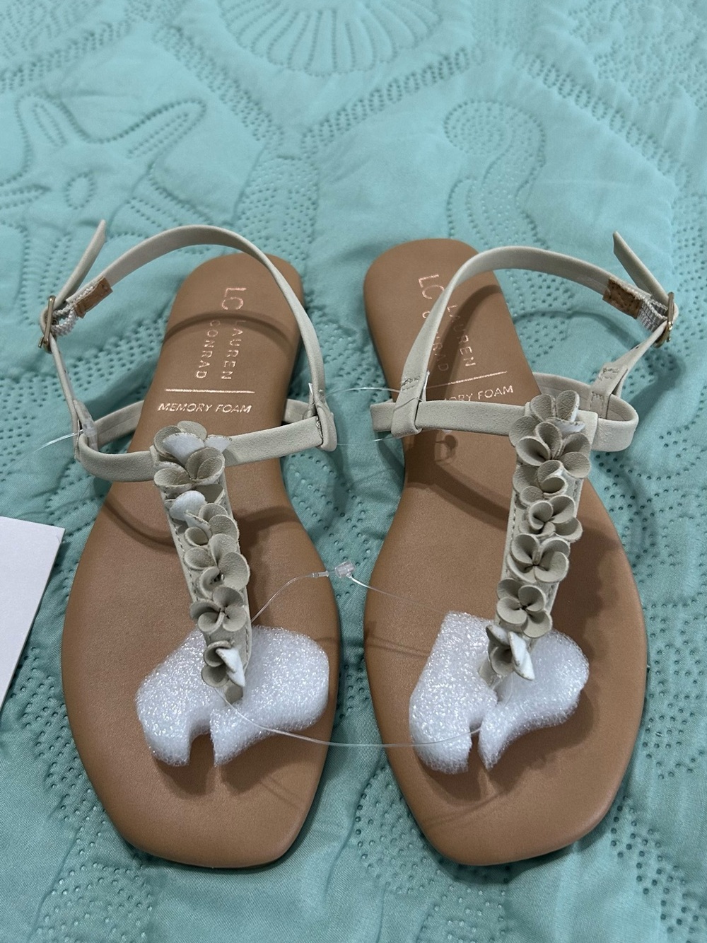 NWT LC Lauren Conrad Neutral Beige Floral T-Strap Sandals
SIZE 7.